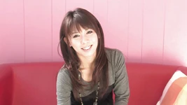 Superba curvă japoneză adoră să se joace cu pizda ei umedă