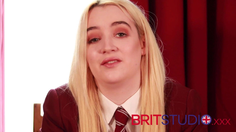 Brit Studio: Une étudiante britannique de 18 ans taquine et exhibe son coaching masturbatoire