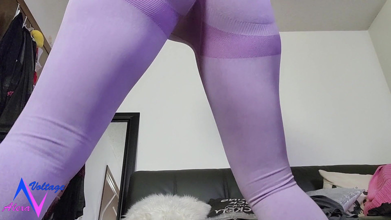 Alexa-Voltage: Jongkok pakai celana yoga