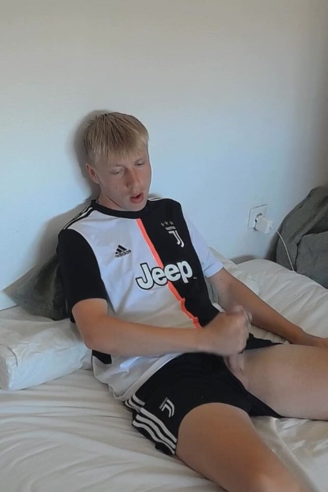 Axton Drake: [odhalení obličeje] Fotbalový brácha si honí v posteli