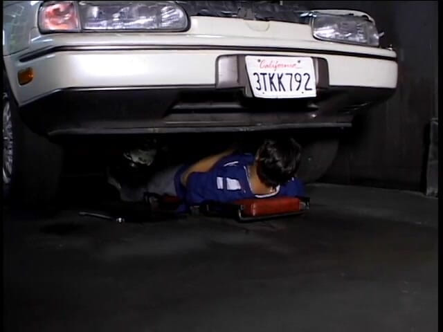 2 Guys 1 Girl: Dua hamba perkhidmatan menggerudi si rambut coklat cantik di garaj