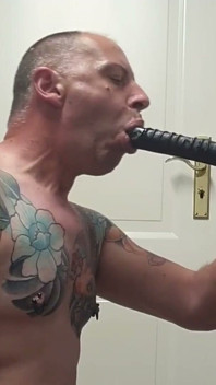 正直に言うと、長いディルドを飲み込む。喉の奥に詰まっている