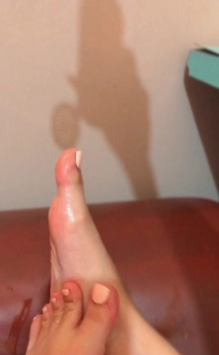 SatanicCandy: 我抹油的脚