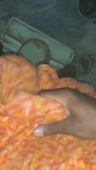 Jeune desiboy masterbation en solo dans la salle de bain