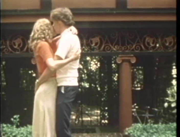 XTime Vod: Cazzo di figa pelosa vintage in giardino
