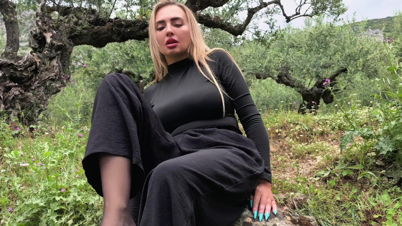 Goddess Lena: Birkenstock a punčochy venku