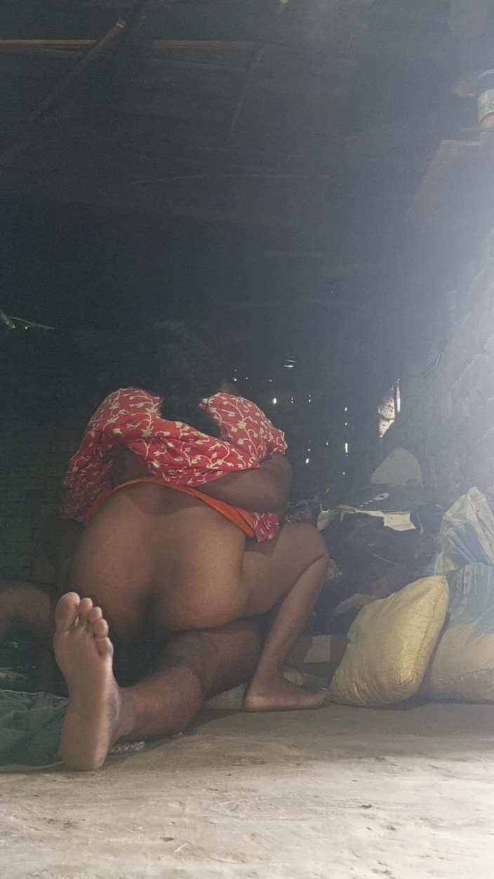 Auntixxx69: De kale echtgenoot van tante stopt zijn hele penis in...