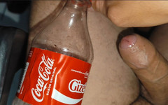 Straight Daddy Club: Chlapec dostane svého ptáka uvíznutého v láhvi coca-cola