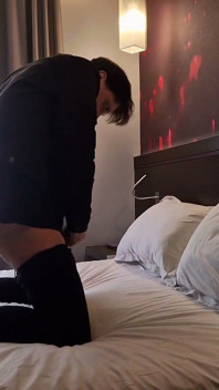 Schwarze Enge Jeans, Masturbation Und Dildospiel Auf Einem Bett
