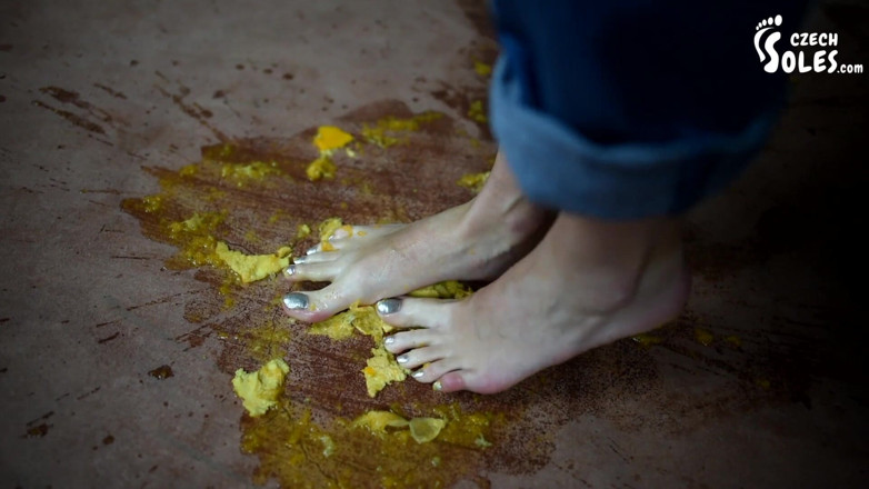 Czech Soles - foot fetish content: Tôi sẽ nghiền trái cây và bạn sẽ liếm nó...