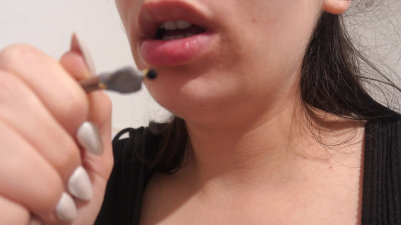 AmayaMori: Mi hermanastra giganta sopla su apestosa respiración en la boca...