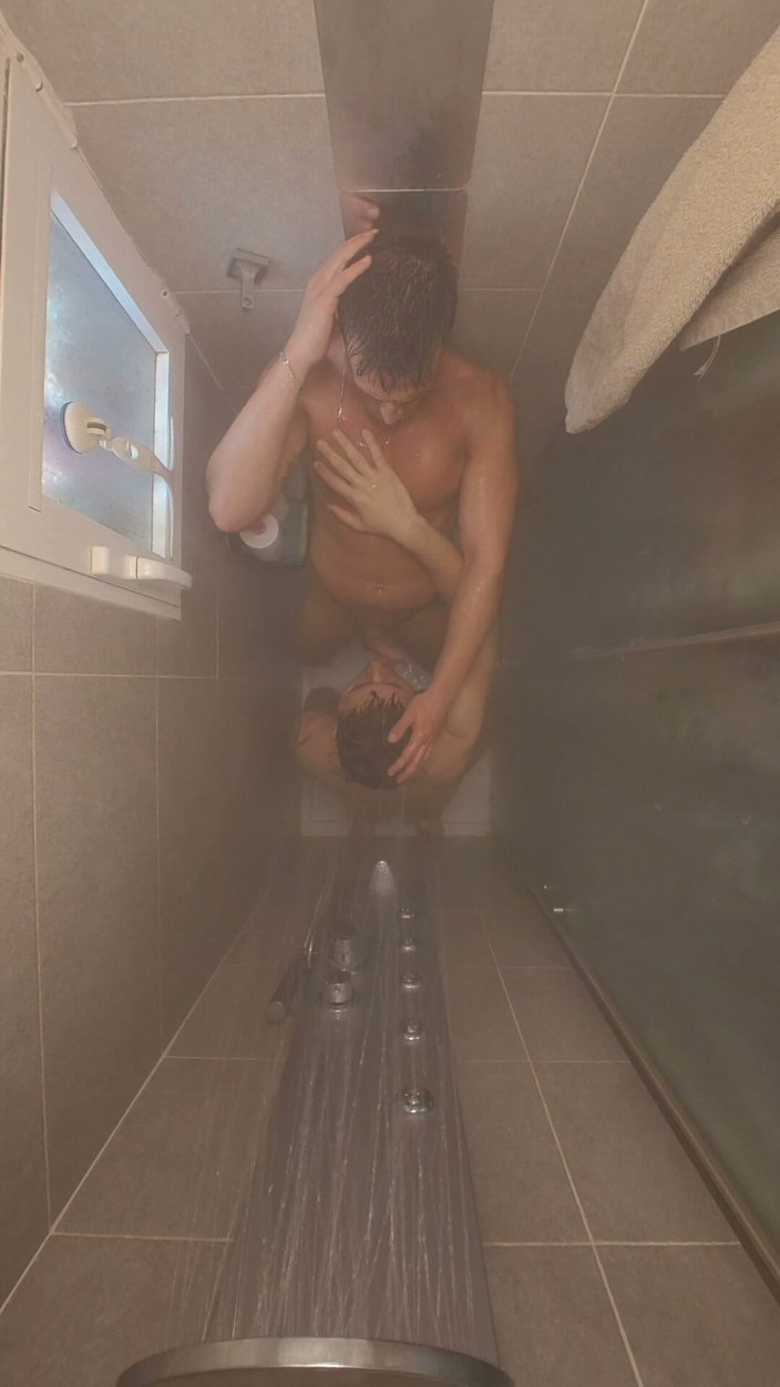 Carlos and Hector: Sesso sotto la doccia