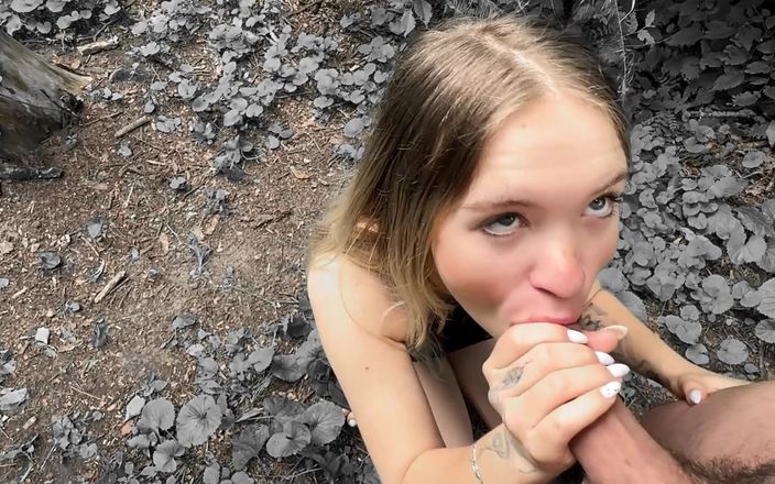 xKeryB: Cewek sange ini lagi asik nyepong kontol sampai tenggorokan