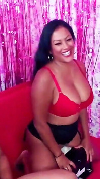 Quay để giành chiến thắng trò chơi kết thúc với creampie! Maxine X và những người bạn!