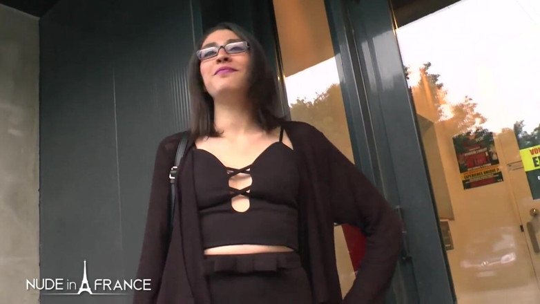 Nude in France: Uma jovem morena fumante chupa paus no gloryhole e é sodomizada...