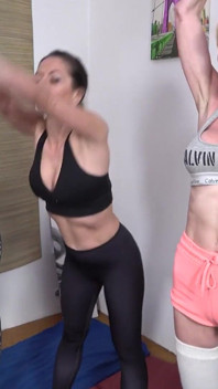 三个苗条的成熟女士排队为他们的健身教练排行，以第一人称视角被性交