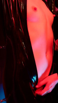 Sklavin im latex-catsuit in elektro-shock-heels