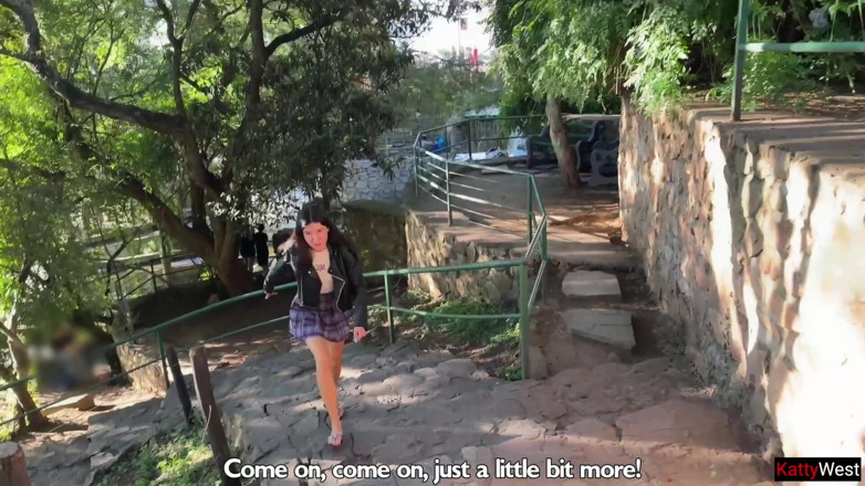Katty West: Passeggiata folle in un parco pubblico pieno di gente - Soffiolamento...