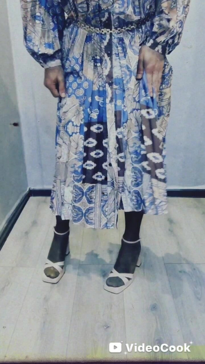 Lana Cross: Rondlopen in huis