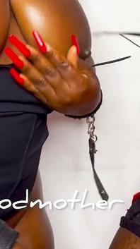 Lesbiche sexxy che fanno un gioco di ruolo sexy con lo stile BDSM