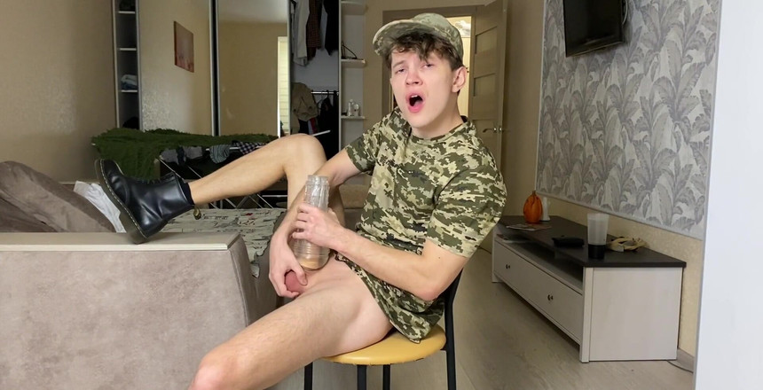 rushlightDante: J’ai emprunté une lampe de poche à mon camarade d’armée pour...