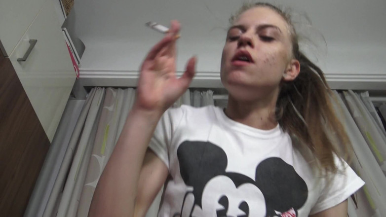 Solo Austria: Teenie Dildo Riding Smoking!