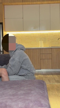 Kurier przyłapał mnie na masturbacji – ssał mnie dla napiwku, a potem przeleciałem go w tyłek