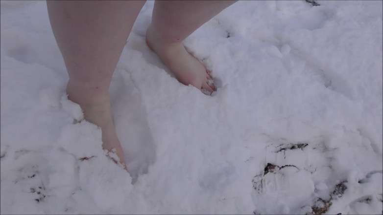Mxtress Valleycat: A piedi nudi nella neve