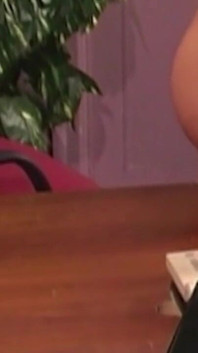 Blond kočička deepthroats bulging hrdlo, zatímco dildo protahuje kundičku široko