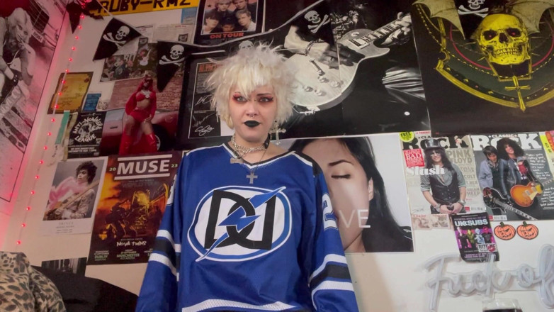 Glitterqueen1999: Goth meisje Glitterqueen1999 wil haar kers laten knallen die bezeten...