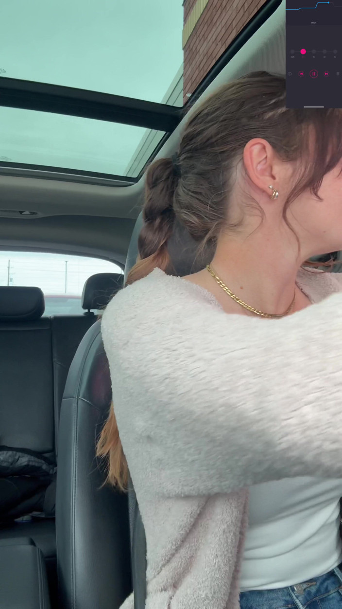 Nadia Foxx: Éjacule dans un tim hortons au volant !