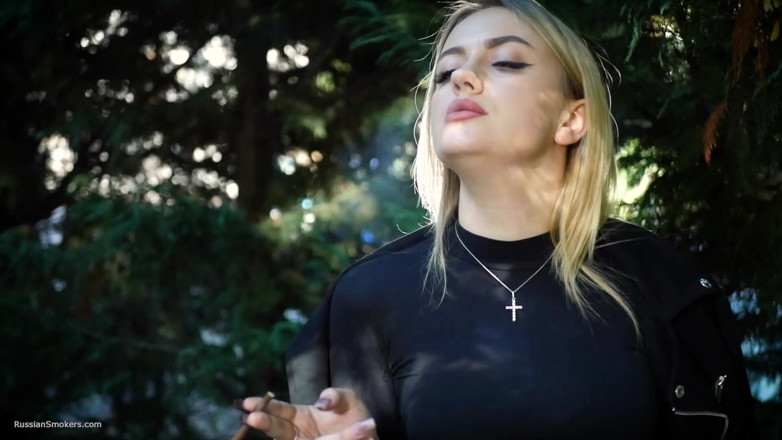 Russian Smokers: Une bombasse blonde sexy fume deux cigarettes noires dans la...