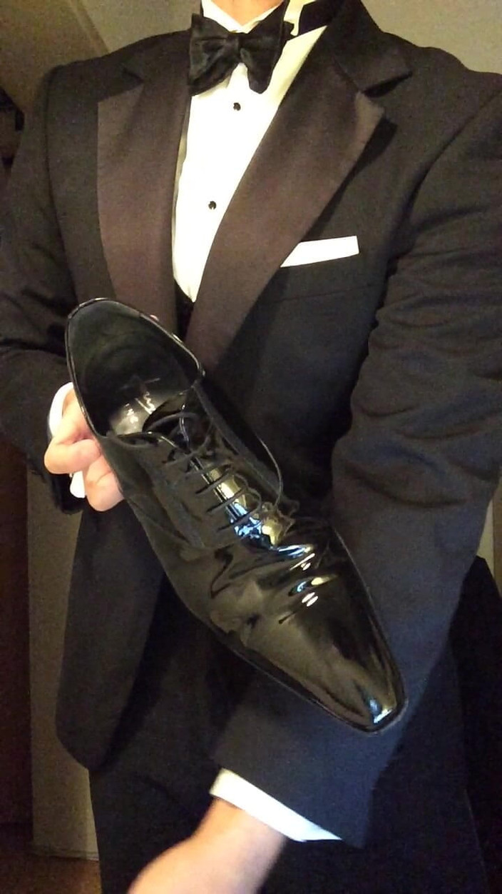 Master Shiny Shoes: Terangsang dengan tuksedo