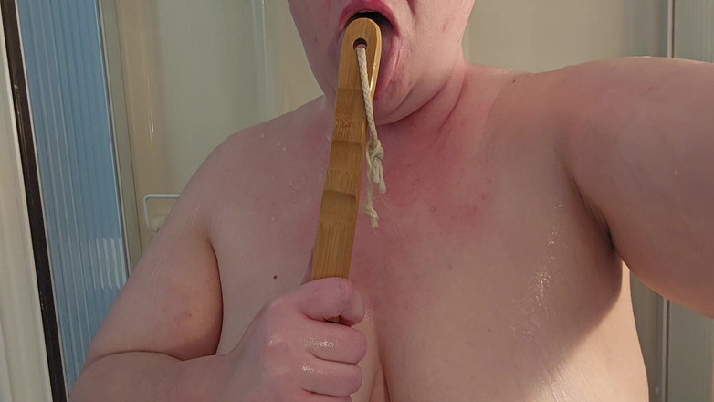 Virgie Blanca: Bbw hoang dã ướt át bằng cách sử dụng bàn chải tẩy...