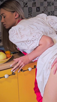 Amatör ev pornosu. Ateşli Asyalı ev hanımı mutfakta sikişiyor