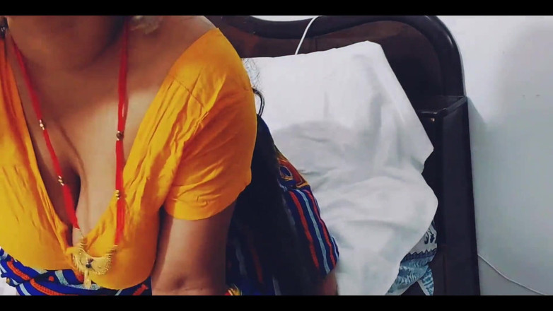 Desi Club House: 印度哥在肮脏的谈话中与她的小妞性爱