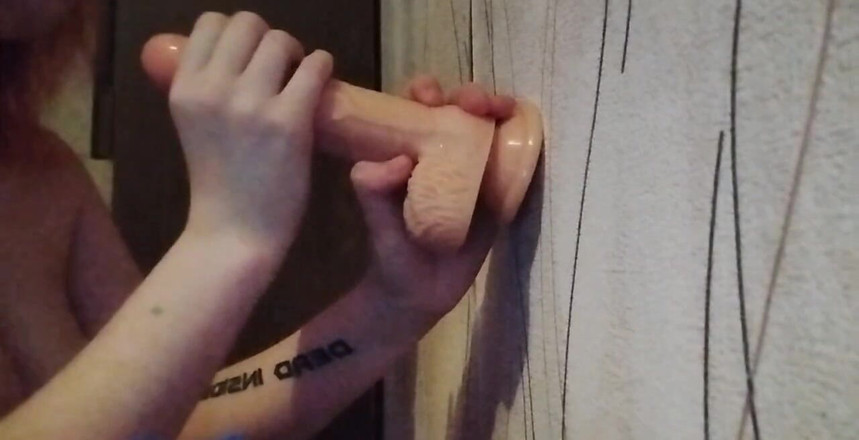 Miss_Kaprizzz19: 恥ずかしがり屋の女の子がチンポをしゃぶってるけど、僕のやり方気に入った?