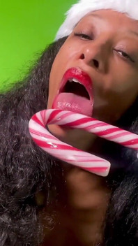 Rakaman dekat Candy Cane menjilat, menyedak dan meludah
