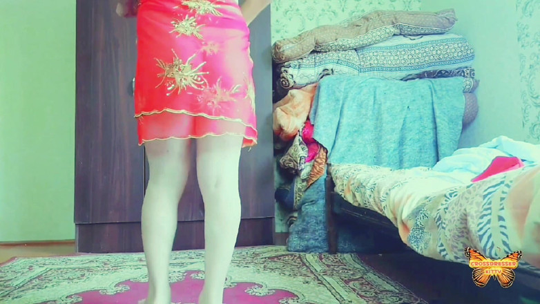 Kitty_Cross: 핑크 실크 가운을 입고 걷는 화려한 트랜스 소녀