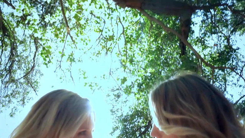 Lesbian Illusion: Sexe lesbien sexy et torride dans la forêt