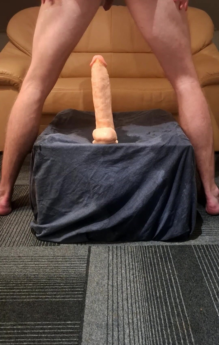 NoFace Twink X: Hete homo twink neemt grote dildo Rosebay Xxl van 6 cm...