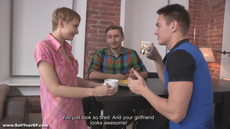 Sell Your GF: Миниатюрная девка обожает член незнакомца