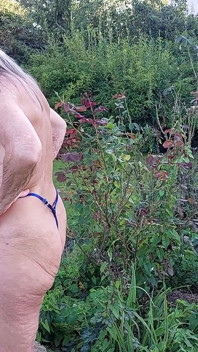 Regardez Martina Alsmost, 77 ans, nue dans son jardin