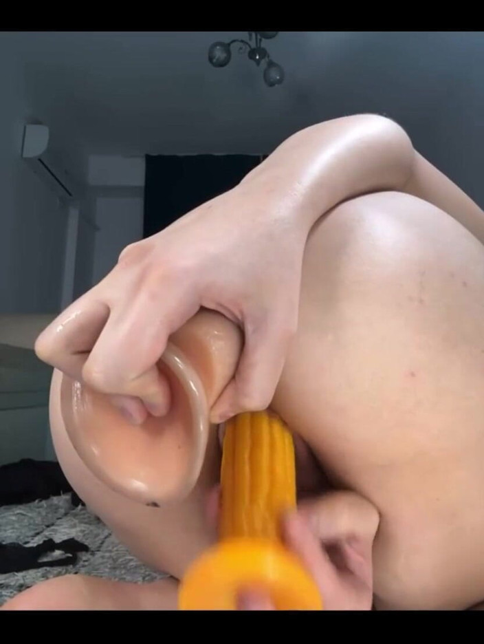 JuiceLussie: Dvojité dildo šukání těsné kundičky a panenský zadek