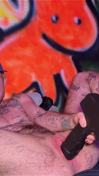 タトゥー入りのTboy XXXがXLクロスディルドでピンクの男の子の秘部を伸ばす