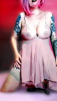 Lady Angela țâțe naturale mari masturbare Încurajare zeița tatuată nailon Picioare în ciorapi