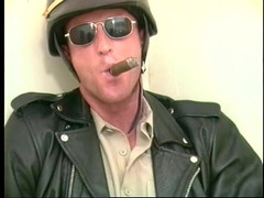 Gays Case: Svalnatý homo chův v policejní uniformě mu tře ptáka, dokud...