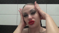 Goddess Misha Goldy: Spălare de păr și perie umedă cu machiaj sexy