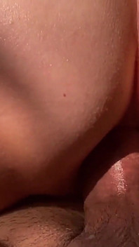 Vecina viene a montar mi polla profundamente en su culo tan pronto como su marido se fue a su trabajo en la mañana