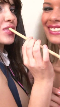उन दो अश्लील लड़कियों Alexa Brookes और isabella rox कक्षा के ठीक बाद पागल हो जाती हैं